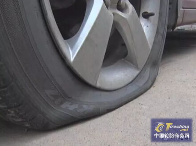 輪胎扎了一個(gè)釘子但氣壓不少，還能繼續(xù)開(kāi)嗎？