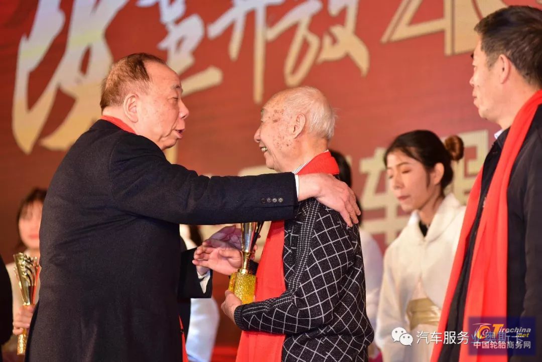 改革開(kāi)放40年、汽車行業(yè)40人表彰大會(huì)—— 向汽車服務(wù)業(yè)改革先鋒人物致敬