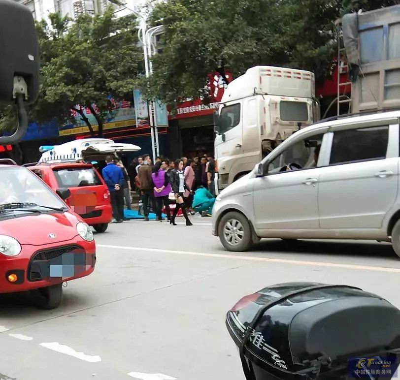 廣西一輪胎店發生輪胎“爆炸”，維修工被炸倒地不起