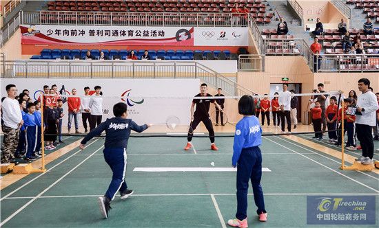 2 - 諶龍與學生代表的羽毛球比賽.jpg