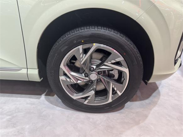 玲瓏輪胎閃耀2025上海車展，盡顯配套強(qiáng)者之姿